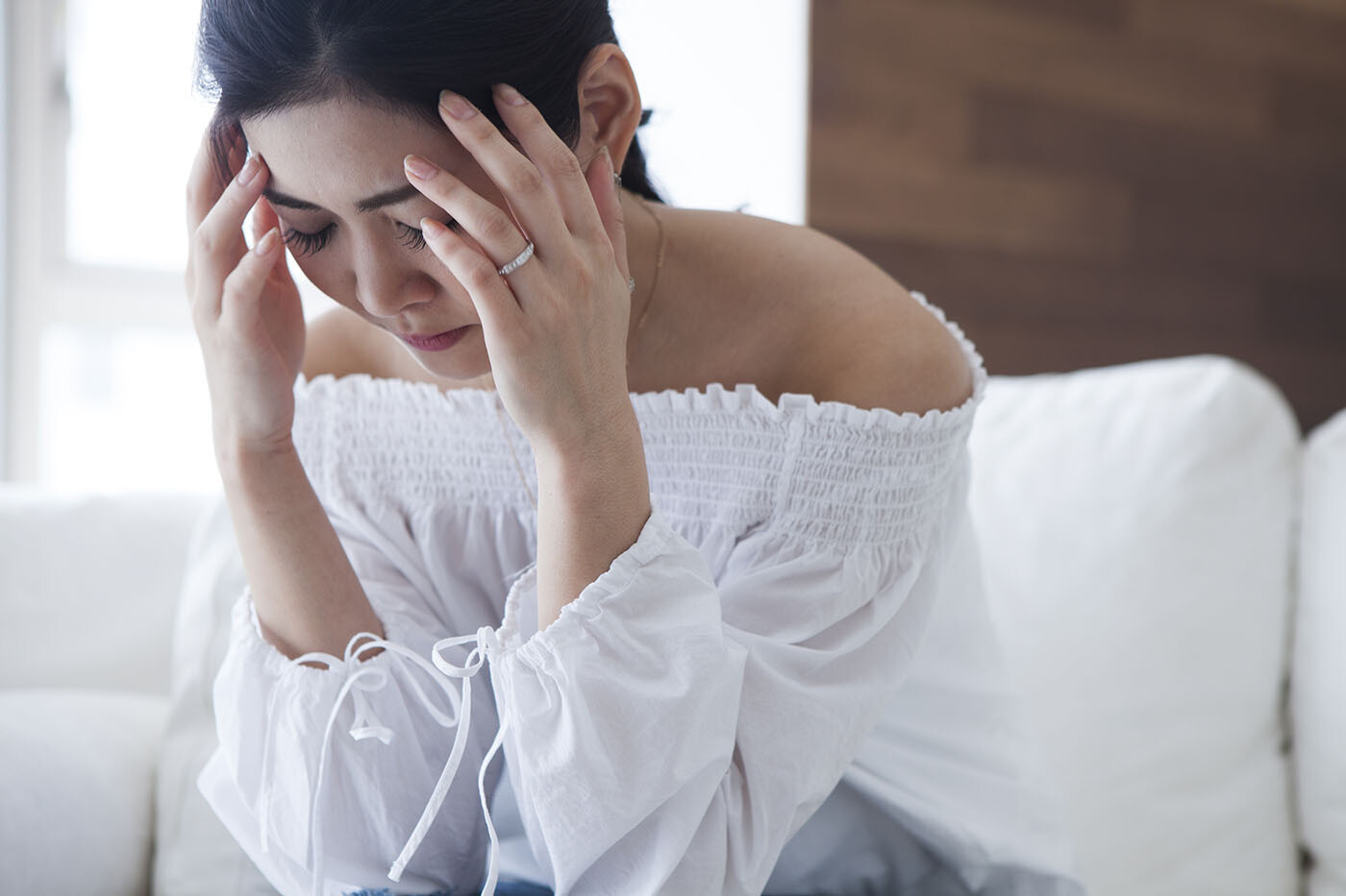 自律神経の乱れによる不調に悩む様子